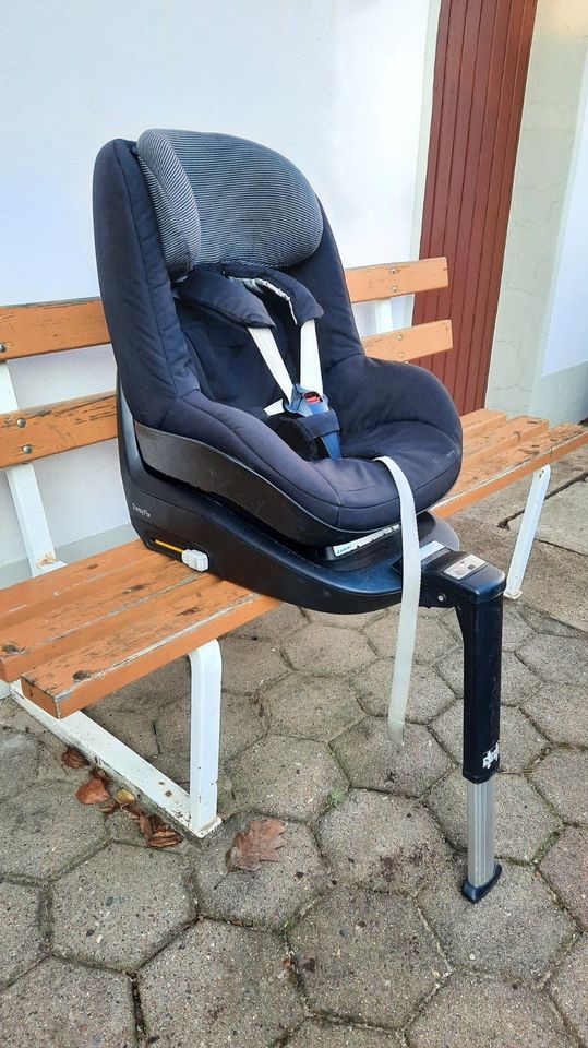 Kindersitz Maxi-Cosi Pearl + Basisstation / 4 Monate bis 6 Jahre in Edemissen