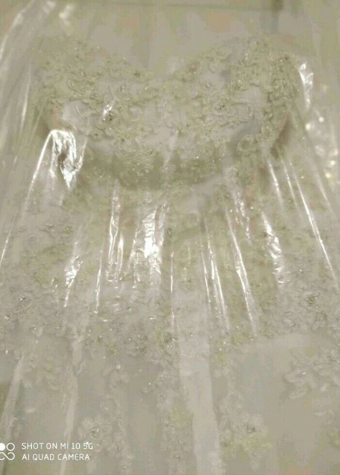 Hochzeitskleid, Prinzessinnenkleid mit vielen stickereien in Flieden
