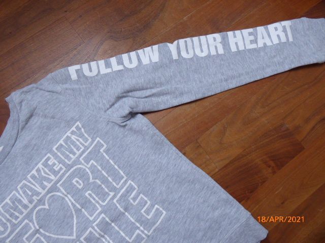 H&M - Pullover grau mit Glitzerschrift kurz in Gr. 158/164 -NEU- in Ehrenkirchen