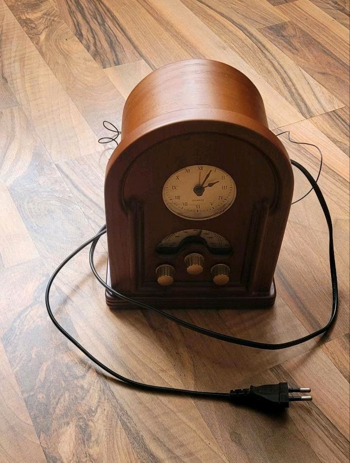 Antike Tisch Uhr mit Radio in Centrum