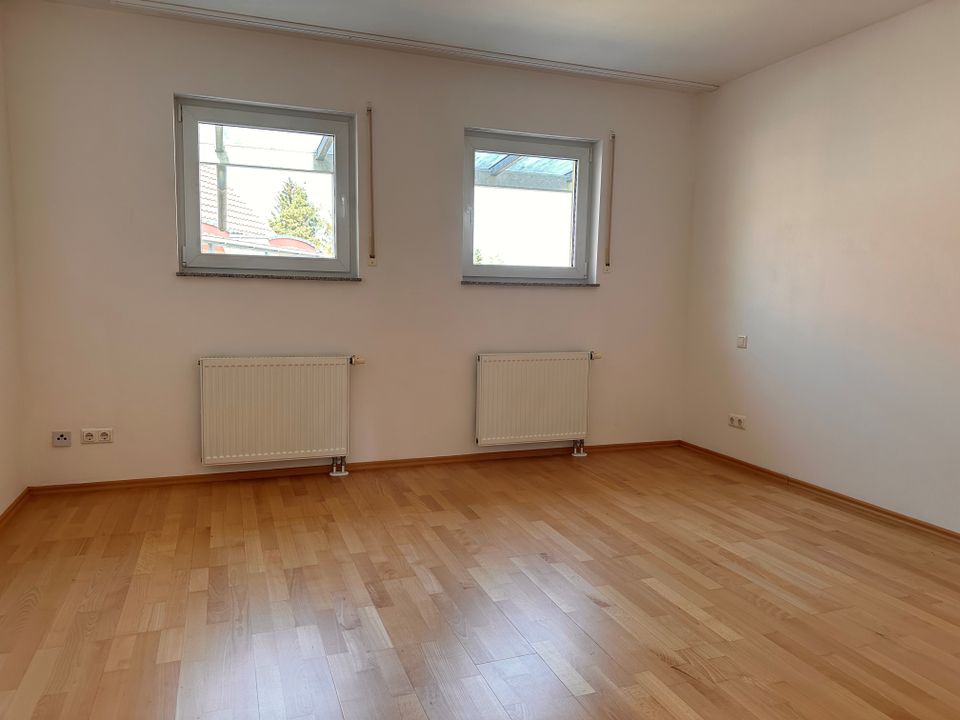 Große, helle 2-3 Zimmer Wohnung in der Innenstadt zu vermieten! in Bad Neustadt a.d. Saale