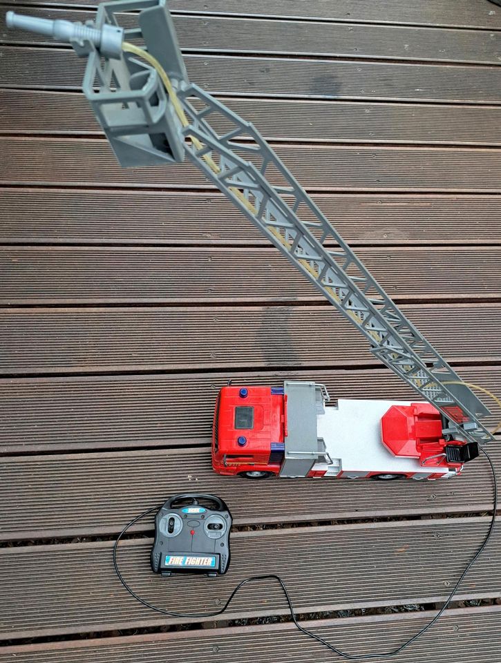 Dicki Toys ferngesteuertes Feuerwehrauto mit Wasser, Licht, Sound in Hargesheim