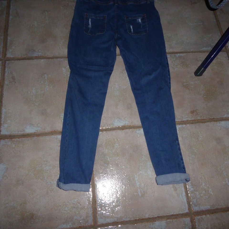 Latz-Jeans in blau schön eng in Gr. 164 im neuwertigen Zustand in Riesa