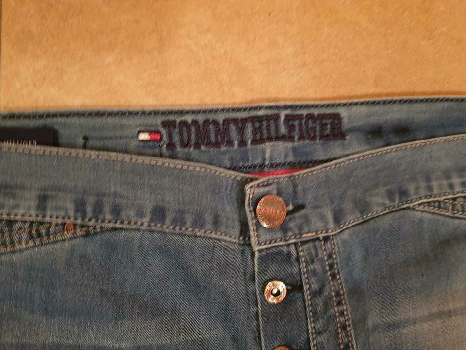 Tommy Hilfiger Jeans Jeanshose 36/32 neuwertig in Oberthulba