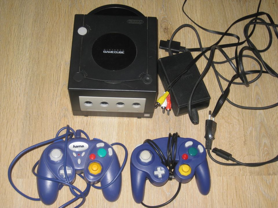 Nintendo GameCube mit 2 Controllern in Gorxheimertal
