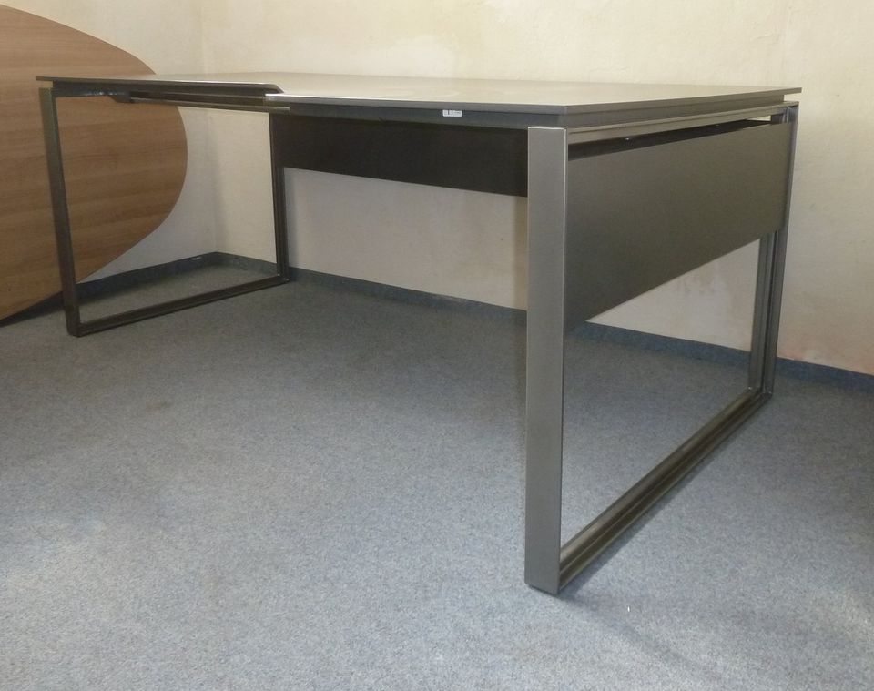 Großer Büro Schreibtisch in grau in Buttenwiesen