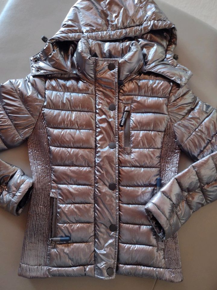 Superdry Winterjacke gr. 36, neuwertig in Diepholz