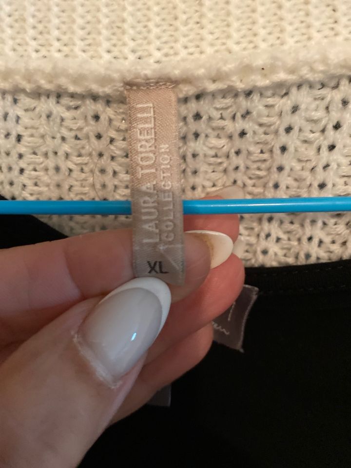 Gr. XL Tolle  Strickjacke weiß nagelneu in Fellbach