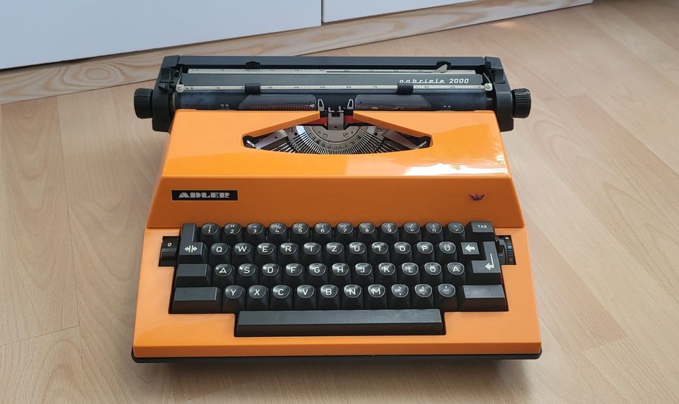 RETRO Schreibmaschine Gabriele 2000 in der Trendfarbe Orange in Frankfurt am Main