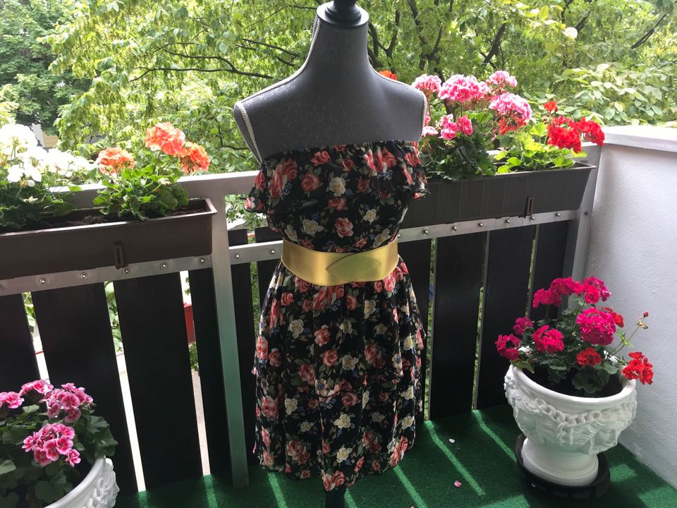 Duftiges Kleid schwarz mit Blumen Volants goldener Gürtel in München