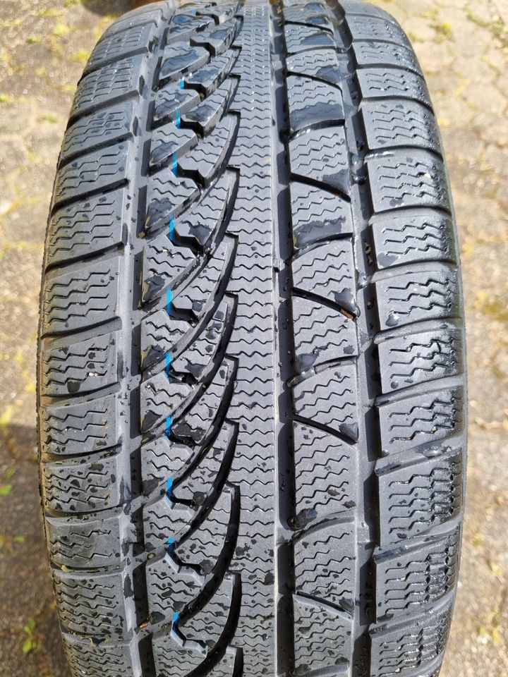 Petlas Snowmaster Winterreifen 205/55R16 + 20 Reifenschrauben in Schwelm