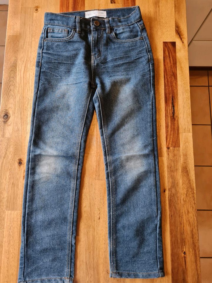 Outfit Jeans Hemd Gr. 134 in Moormerland