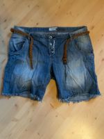 Kurze Jeansshorts mit Gürtel Größe L Schleswig-Holstein - Wacken Vorschau