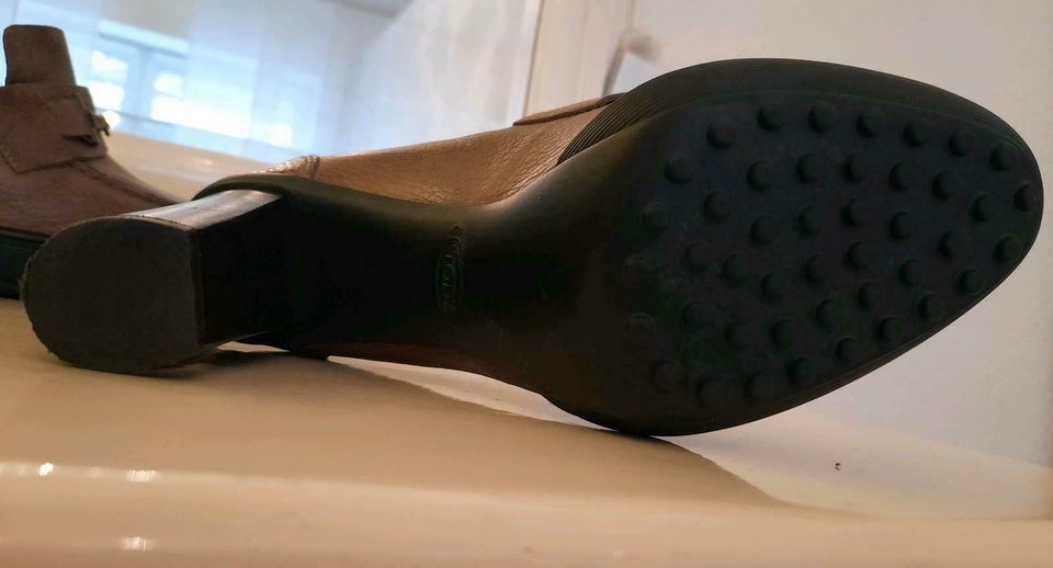 Tod's Schuhe 37,5 vintage braun in Essen