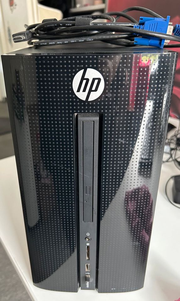 HP PC mit Tastatur und Bildschirm in Mainz