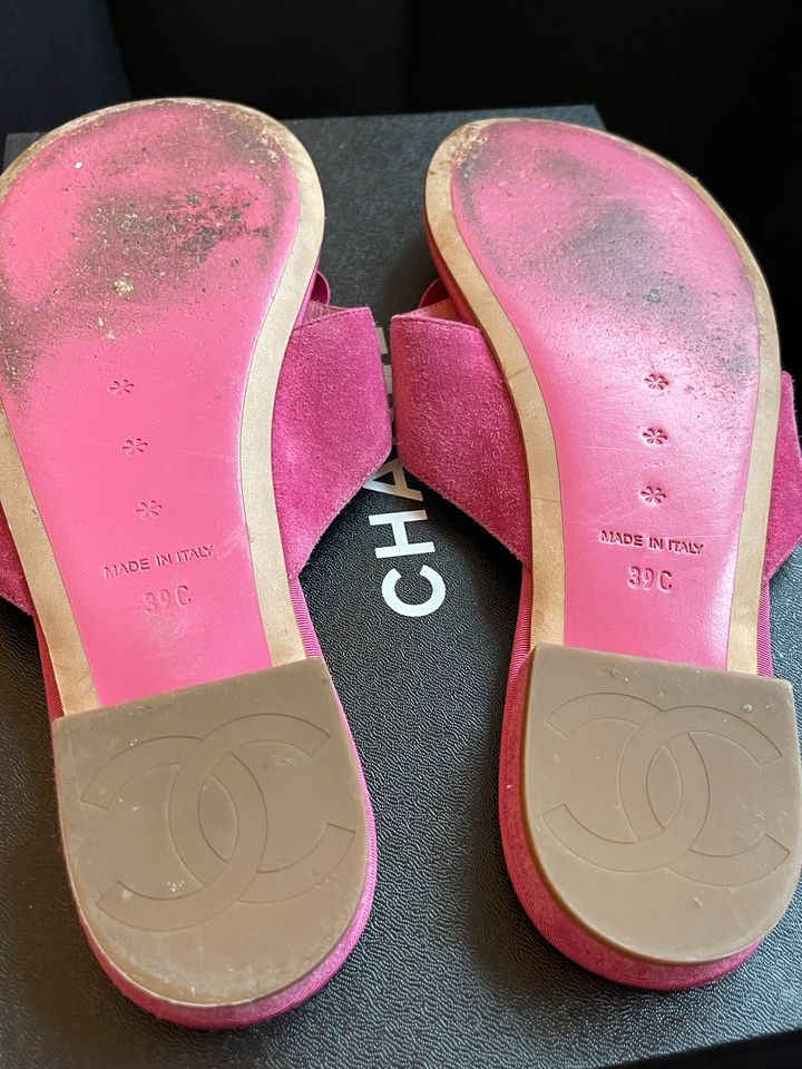 Chanel Sandalen 39 Rosé mit Blüte in Düsseldorf