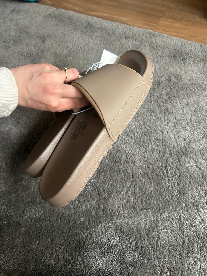 Bedruckte Badesandalen Badelatschen H&M Beige H&M NEU 38-39 in Berlin