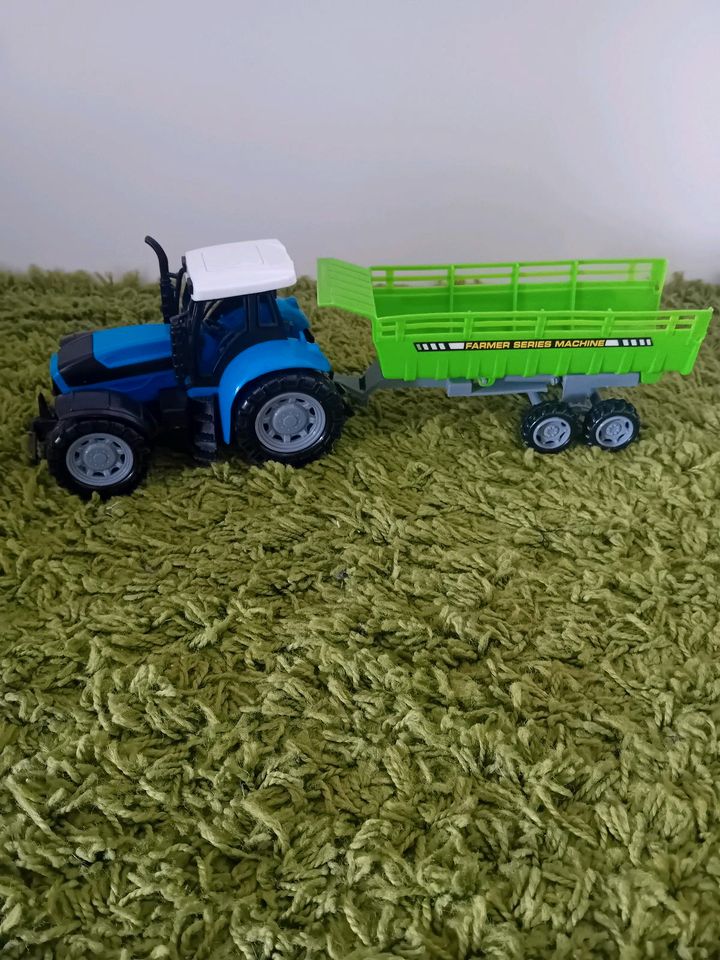 Traktor blau mit Anhänger grün no name in Gundremmingen
