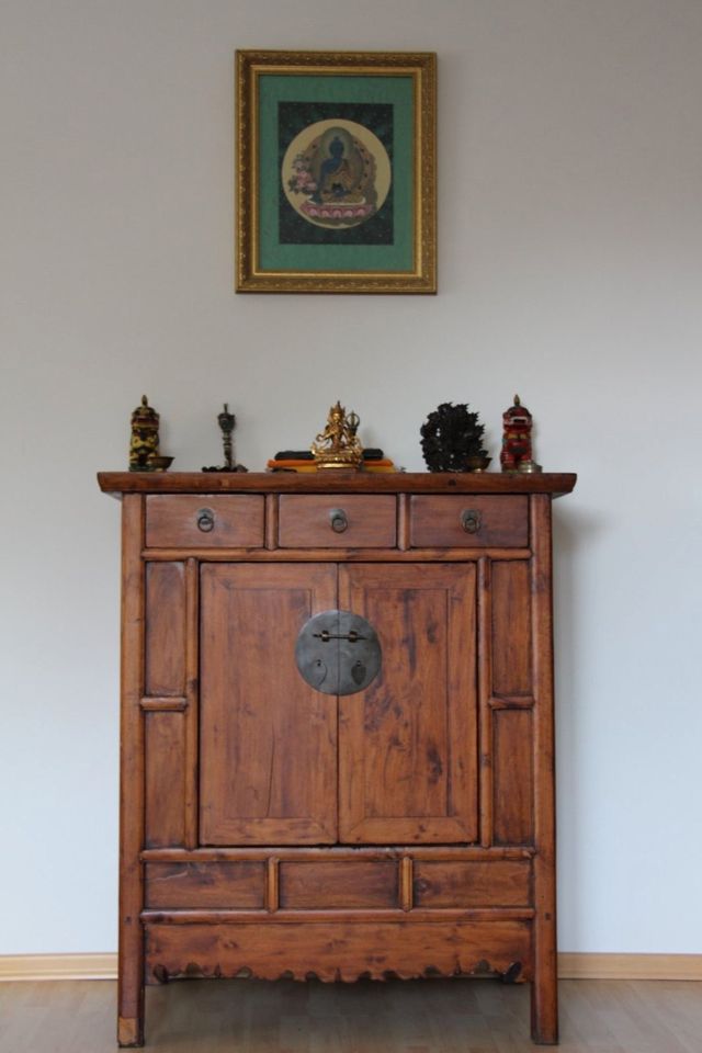 Buddhistischer Altar - Asiatischer Hochzeitsschrank, Massiv in Neubiberg