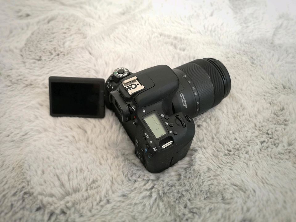 Canon Eos 77d Kamera + Objektiv 18-135mm stabilisiert + Zubehör in Nürtingen