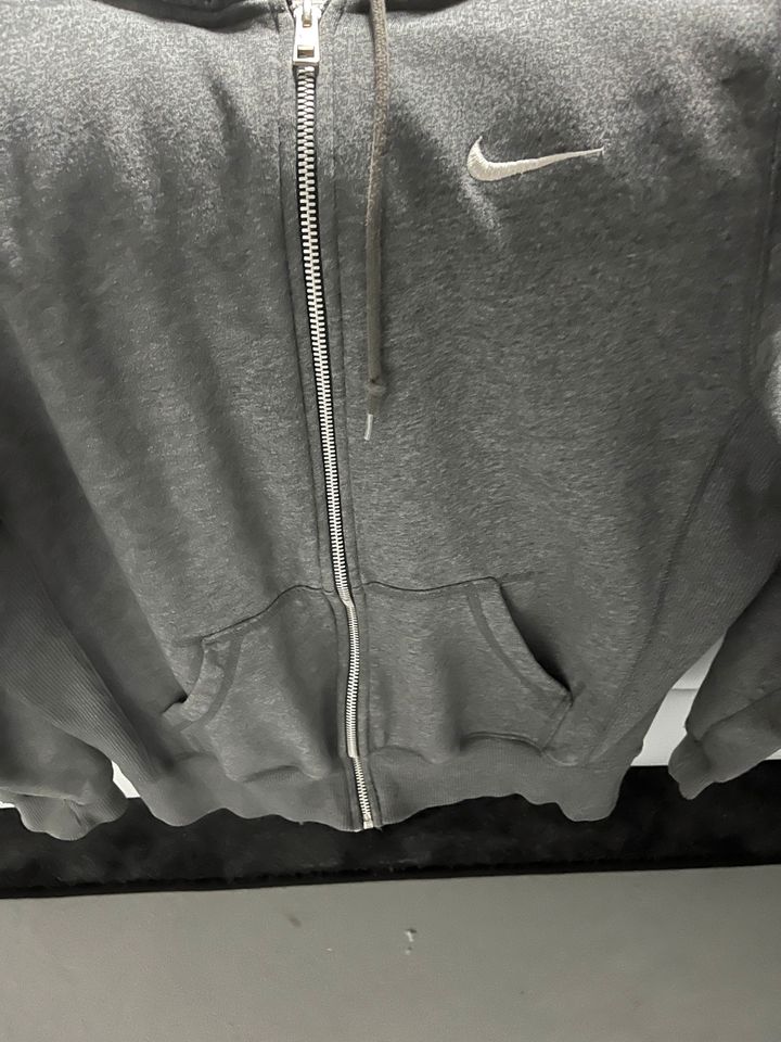 Nike Freizeitjacke mit Kapuze, grau, Gr. S in Ingolstadt