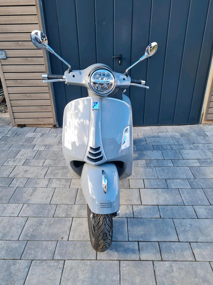 Vespa GTS 300 Supertech grau materia mit Arrow Auspuff in Sulzheim