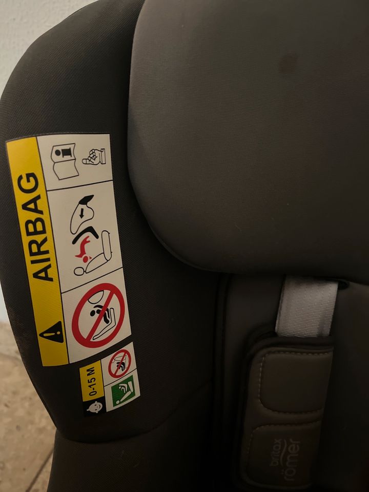 Britax Römer Kindersitz Babyschale bis 4 J. in Anthrazit Isofix in Hamburg