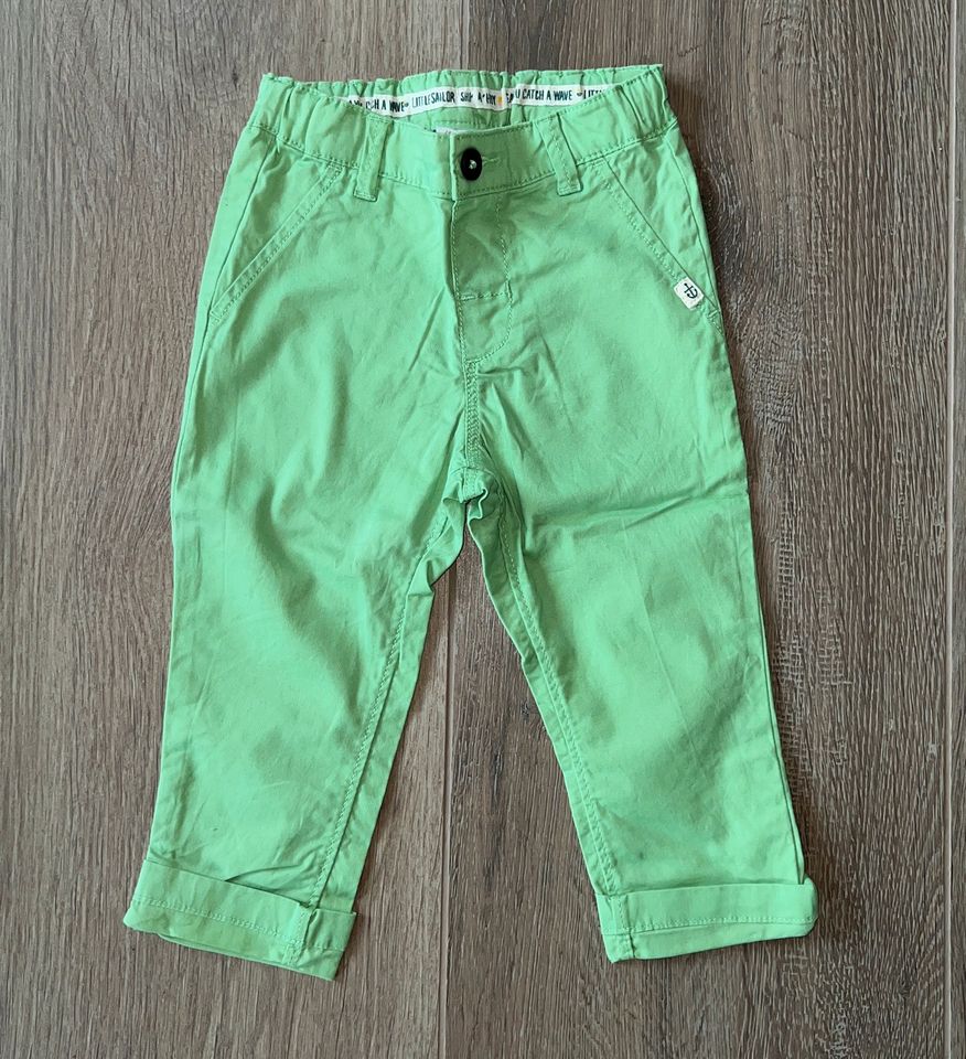 Grüne Hose von H&M Gr. 86 in Hessisch Oldendorf