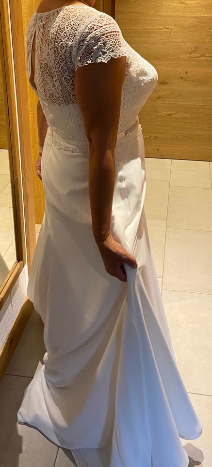 Brautkleid Größe 44, XL von Bianco Evento in cremeweiß in Windesheim