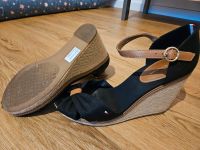 Schwarze Tommy Hilfiger Sandalen Nordrhein-Westfalen - Langenfeld Vorschau