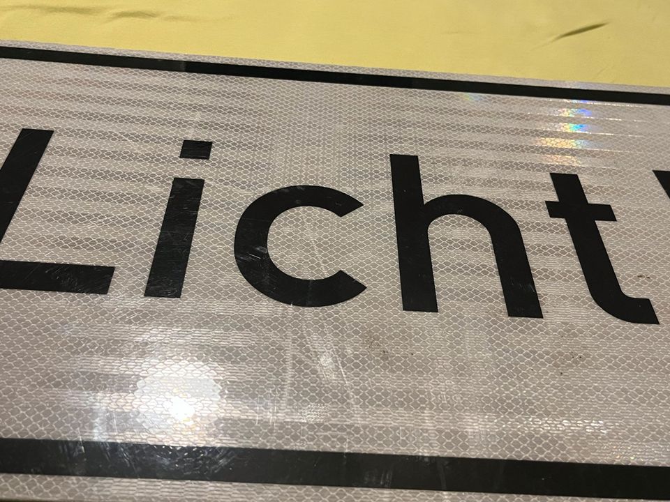 Verkehrsschild „Licht!“ in Hannover