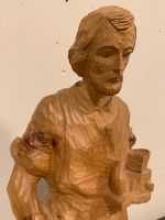 Holzfigur Mann mit Säge , Schnitzerei mit Sockel, Kapelle Bayern - Neuching Vorschau