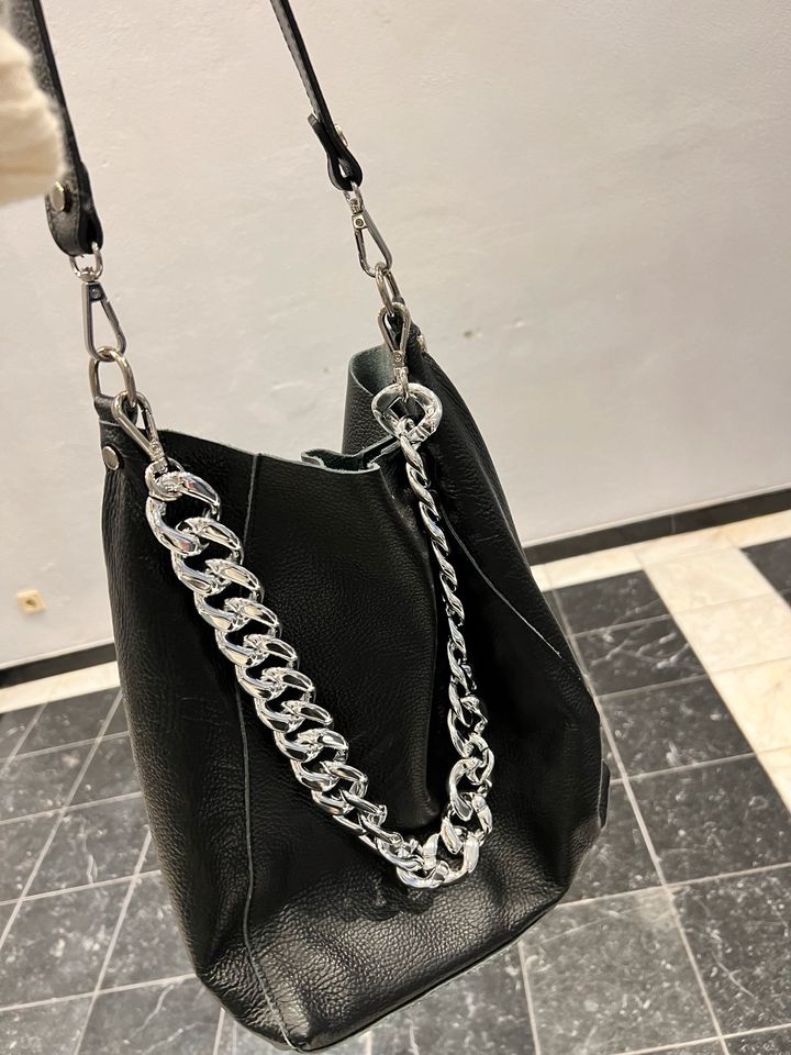 schwarze Echtledertasche aus Italien m. silberner Kette, neu in Schwandorf