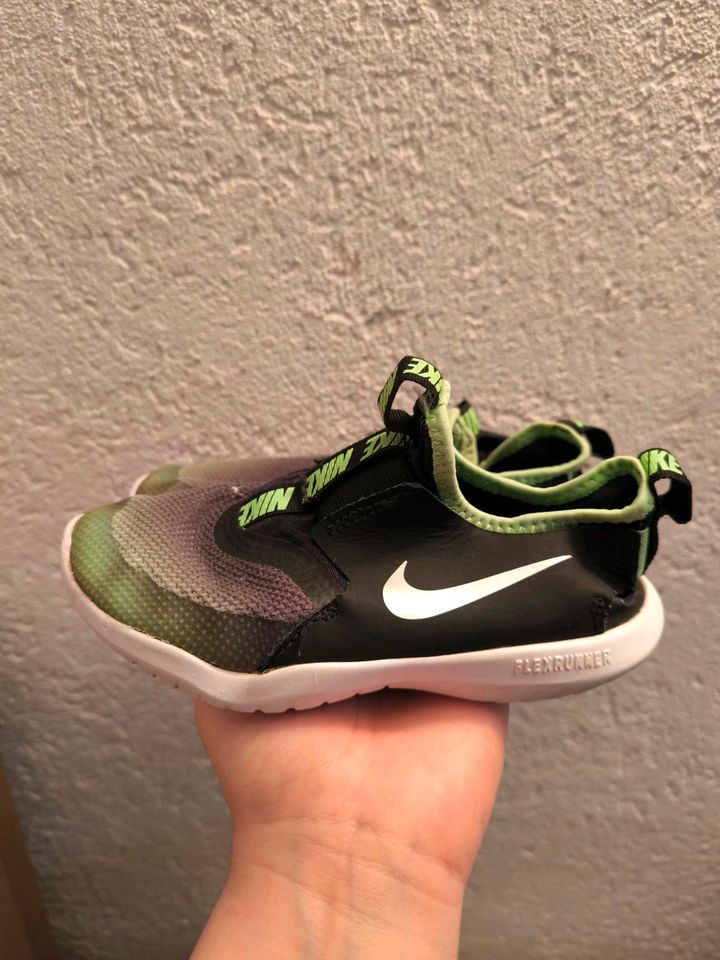 Nike Sneaker Junge Gr. 29.5 in Höxter