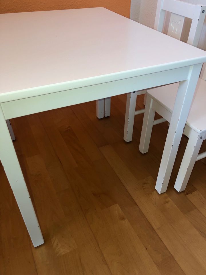 Kinder Tisch mit 2 Stühlen Holz weiß Ikea in Leipzig