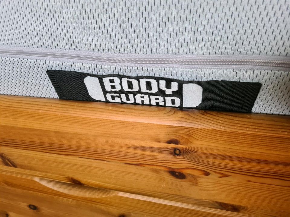 Zwei Massivholz Betten zu verkaufen mit Bett1 Bodyguard Matratze in Kiefersfelden