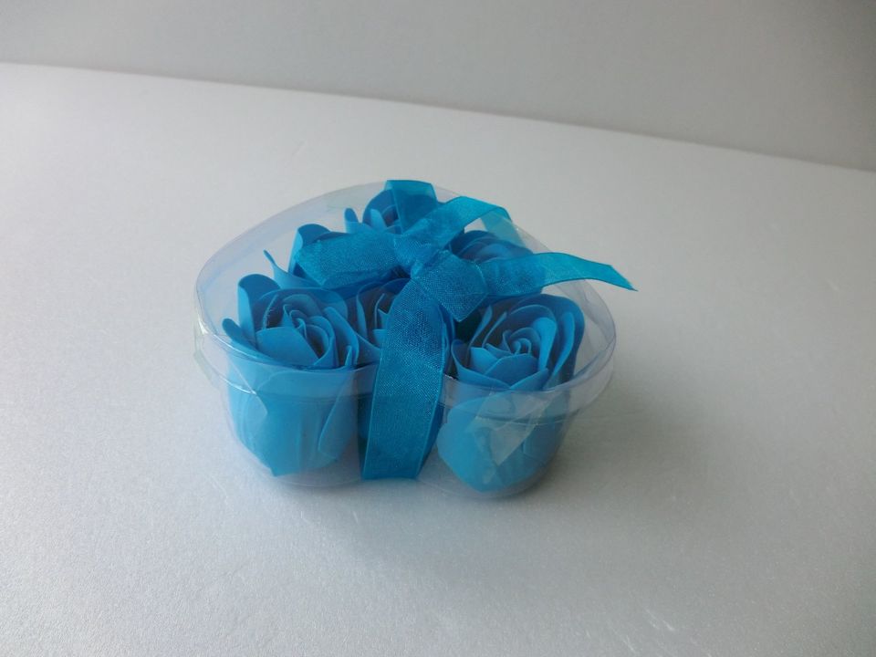 Neu, transparente Herzdose mit 6 blauen Rosenseifen in Mainz