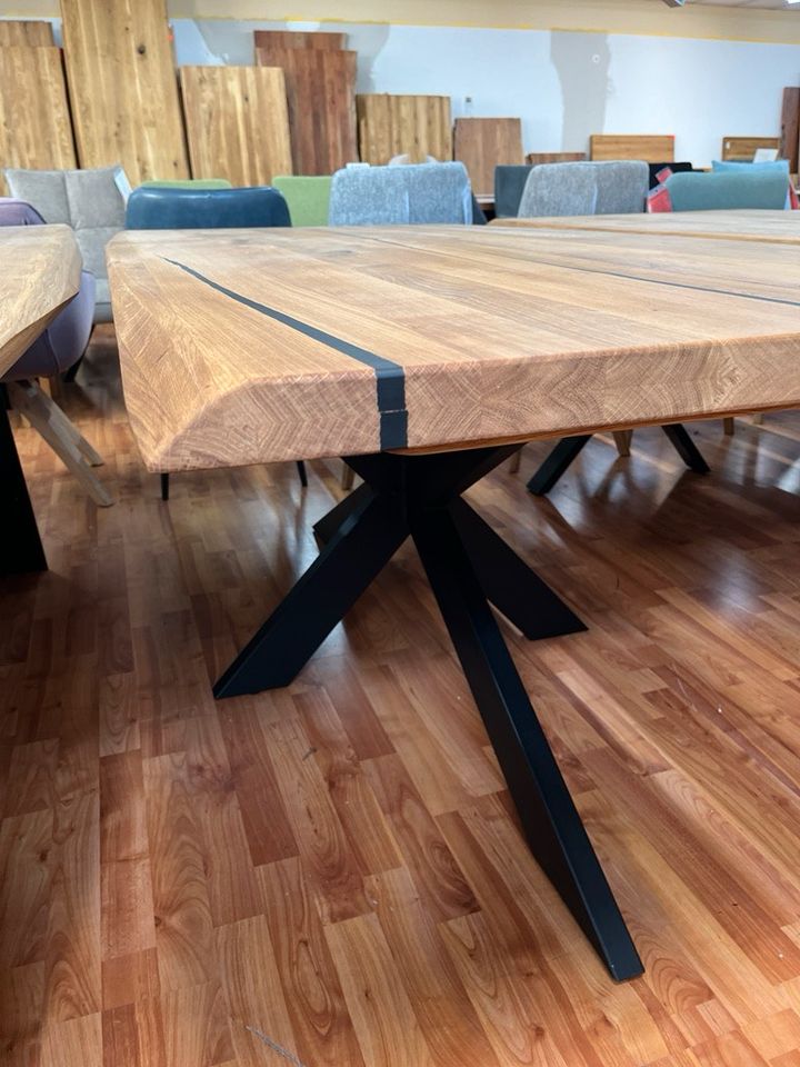 Esstisch Tisch + Massivholz Akazie + Echte Baumkantentisch in Marburg