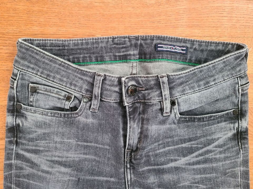 Tommy Hilfiger Jeans * 26 / 32 * Skinny * grau * neuwertig in Hamburg