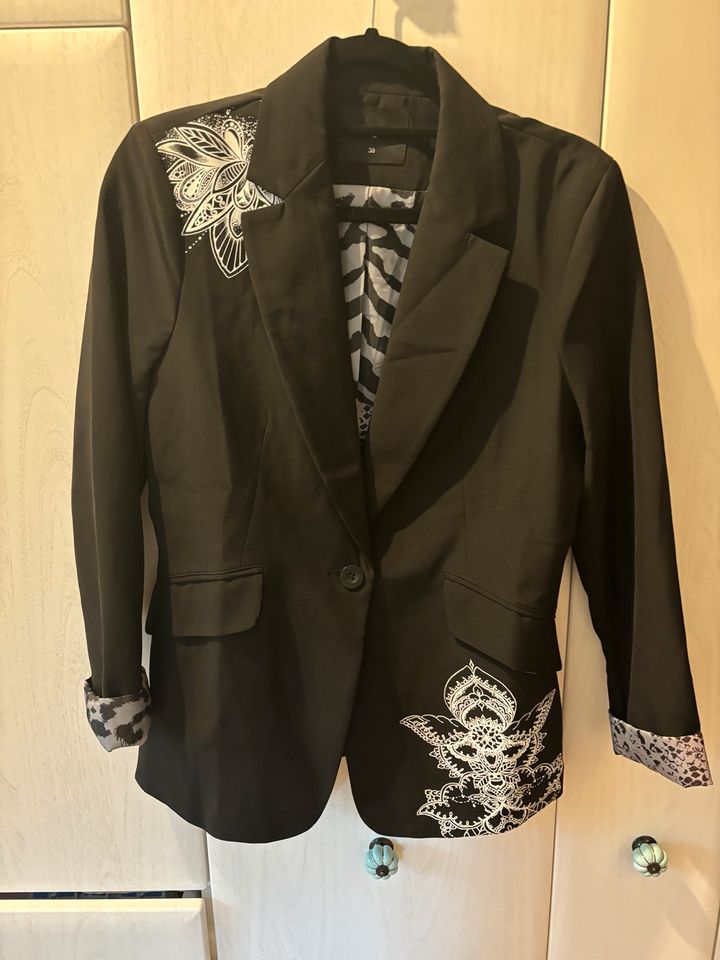 Desigual Blazer schwarz weiss Tierprint Größe 38 neu in Feldkirchen