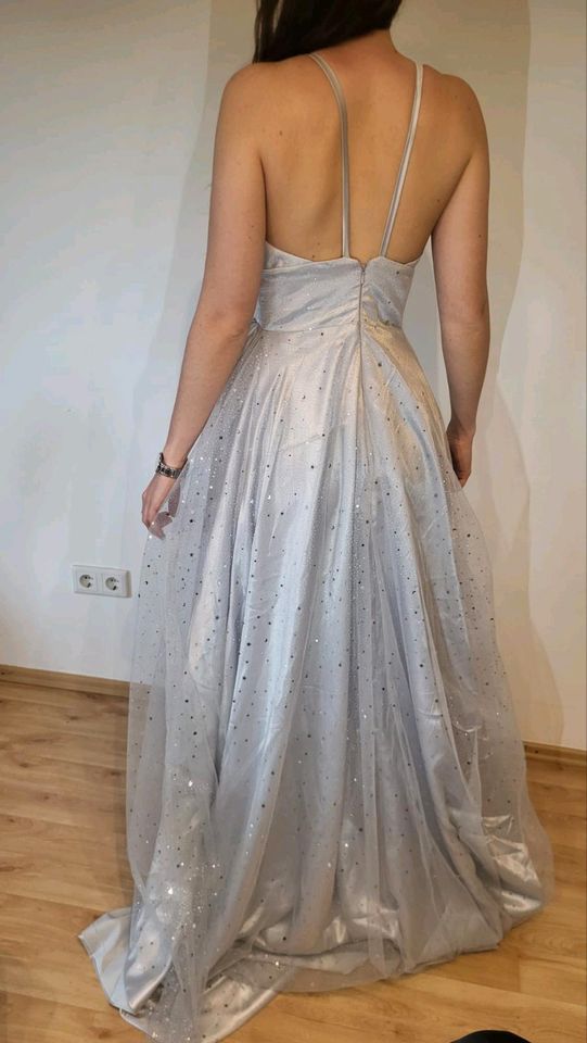 Abendkleid / Abiballkleid mit tiefem V - Ausschnitt in Volkach