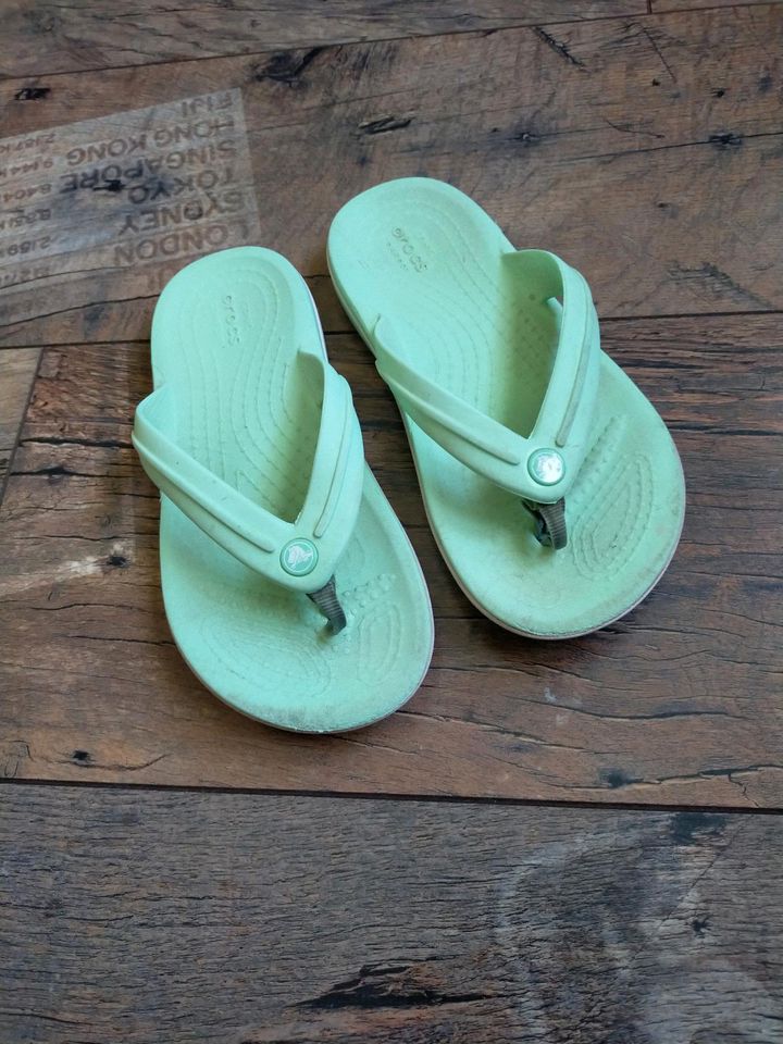 Badeanzug 134/140 H&M Volant plus Crocs Flip Flops in Wuppertal