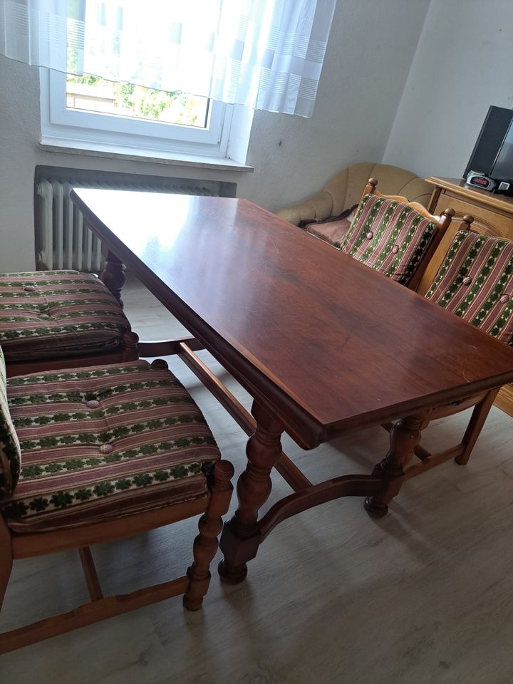 Holztisch mit 4 Stühlen in Gelsenkirchen