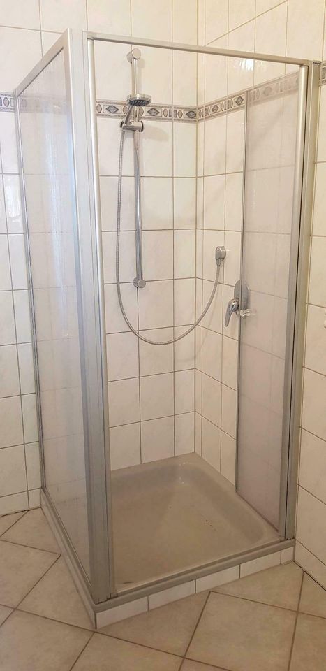 Badezimmer komplett Set - Schrank Waschbecken Dusche und und.. in Kirchweidach