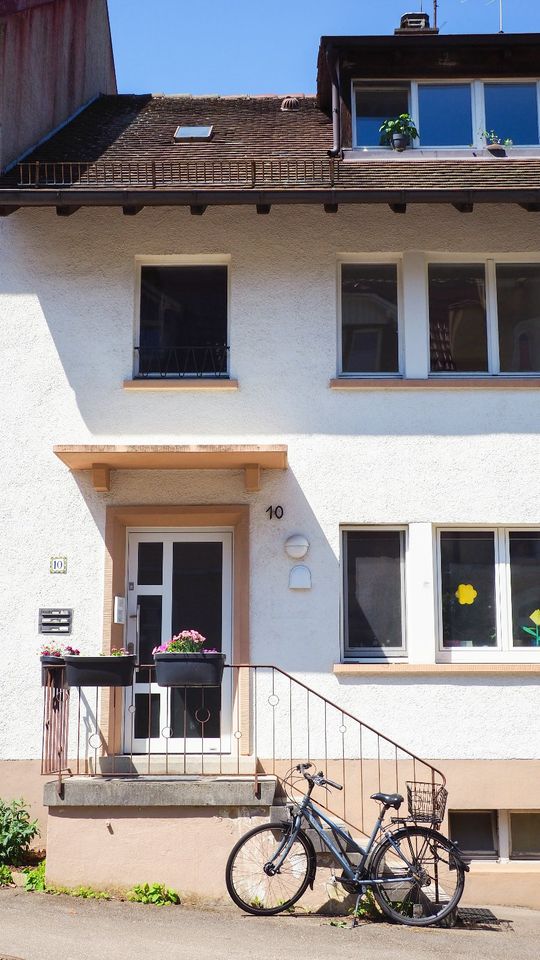 Charmante 4+2-Zimmer-Wohnung mit Blick ins Grüne und Garten in Freiburg im Breisgau