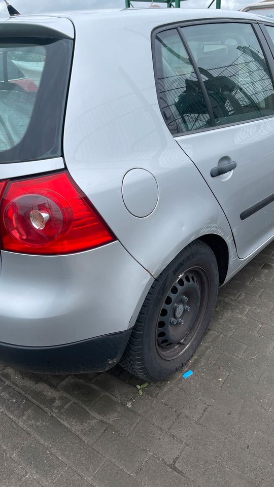 Angeboten wird ein Volkswagen Golf 5 in Silber (meiner Schwester) in Groß-Gerau