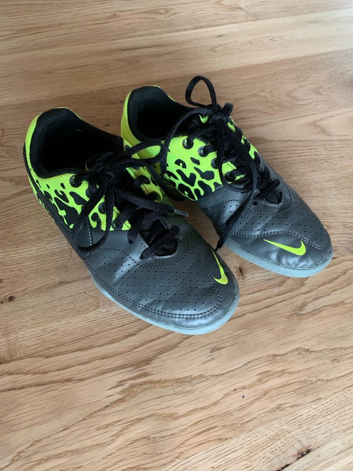 Nike Hallenschuhe Fußballschuhe 33,5 in Immenstadt