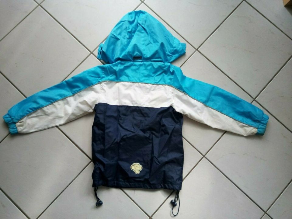 Regenjacke blau weiß Gr. 128 von Topolino in Wingst