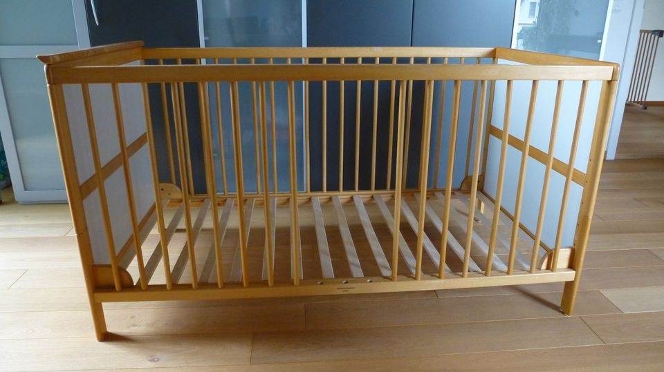 Kinderbett/ Gitterbett aus Holz in 140 x 70 cm inkl. Matratze in Gilching
