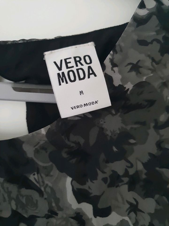 Kurzes Kleid mit offenem Rücken Vero Moda Größe M in Weißenhorn